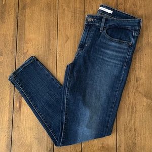Levis Medium Wash 711 Skinny Jeans (Size 28)